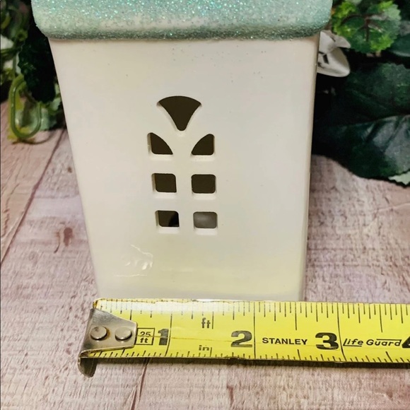 White Light Up House w Turquoise/Blue Glittery Roof - Picture 6 of 6